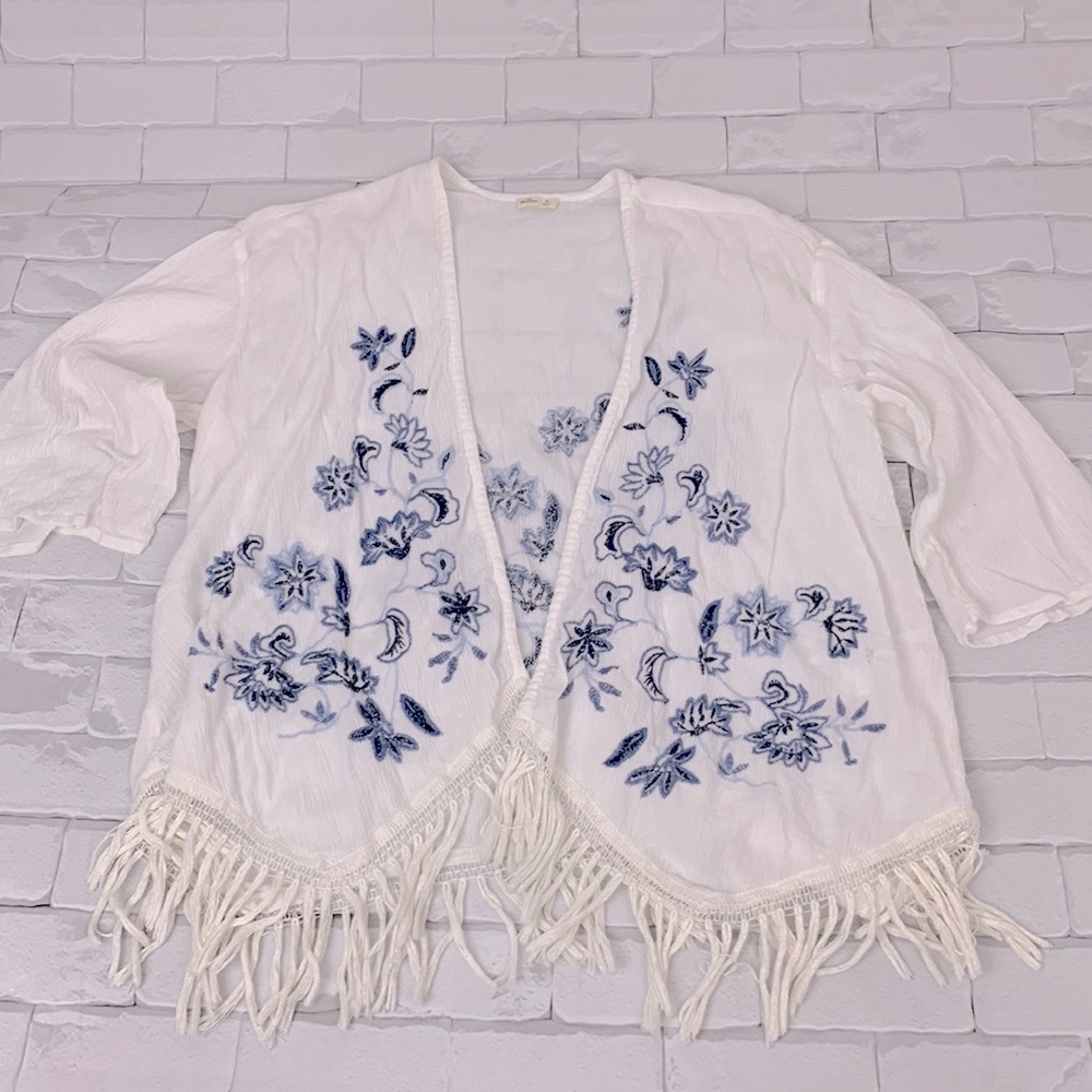 Hollister fringe Boho Kimono top Open front White with blue floral design Sz XS